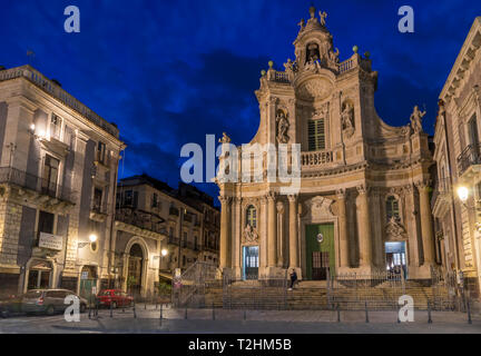 Illuminata Basilica Chiesa della Collegiata al crepuscolo, Catania, Sicilia, Italia, Europa Foto Stock