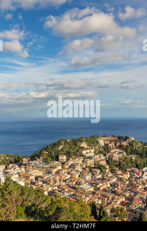 Vista dal Santuario della Madonna della Rocca chiesa fino al centro della città, Taormina, Sicilia, Italia, Europa Foto Stock