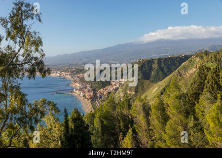 Vista dal giardino pubblico Parco Duca di Cesaro a Giardini Naxos e sul Monte Etna, Taormina, Sicilia, Italia, Europa Foto Stock