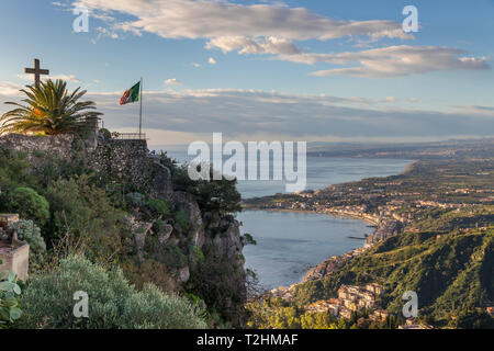 Vista dal Santuario della Madonna della Rocca chiesa giù a Giardini Naxos, Taormina, Sicilia, Italia, Europa Foto Stock