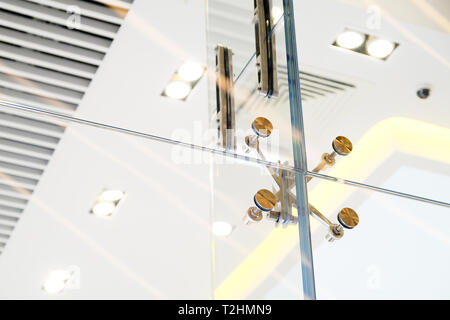 Le facciate in vetro e pareti. Elementi di fissaggio in metallo. Messa a fuoco selettiva Foto Stock