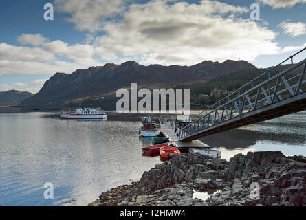 PLOCKTON LOCH CARRON WESTER ROSS Scozia al molo e barche di pescatori che si affaccia su Loch CARRON Foto Stock