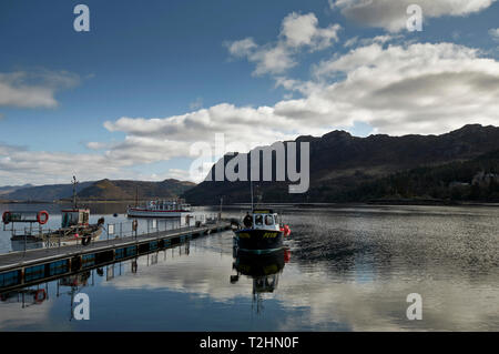 PLOCKTON LOCH CARRON WESTER ROSS LA SCOZIA il molo di pescatori e la pesca in barca alla ricerca sul loch CARRON AL MATTINO PRESTO Foto Stock