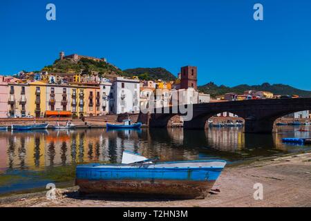 Castello di Serravalle sopra il fiume Temo di Bosa, Sardegna, Italia, Europa Foto Stock