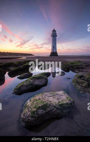 Pesce persico Rock faro di New Brighton riflesso con tramonto spettacolare, New Brighton, Cheshire, Inghilterra, Regno Unito, Europa Foto Stock