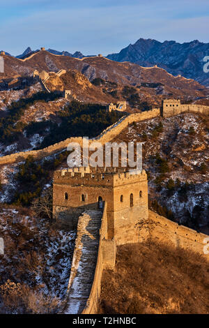 Vista in elevazione del Jinshanling e Simatai sezioni della Grande Muraglia Cinese, Sito Patrimonio Mondiale dell'Unesco, Cina, Asia orientale Foto Stock