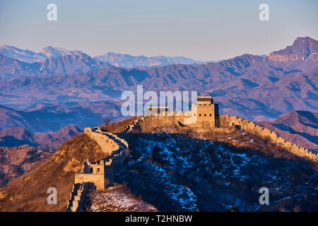 Vista in elevazione Jinshanling e Simatai sezioni della Grande Muraglia Cinese, Sito Patrimonio Mondiale dell'Unesco, Cina, Asia orientale Foto Stock