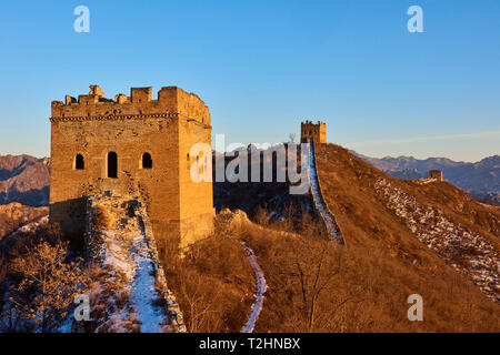 Torri illuminate dal sole di Jinshanling e Simatai sezioni della Grande Muraglia Cinese, Sito Patrimonio Mondiale dell'Unesco, Cina, Asia orientale Foto Stock