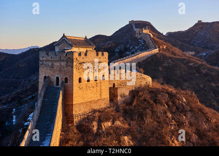 Soleggiato torre di Jinshanling e Simatai sezioni della Grande Muraglia Cinese, Sito Patrimonio Mondiale dell'Unesco, Cina, Asia orientale Foto Stock