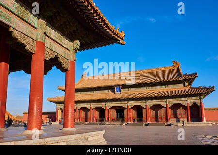 Hall di preservare l armonia (in background) con hall del centro di armonia, la Città Proibita di Pechino, Cina, Asia orientale Foto Stock