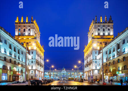 I cancelli di Minsk e piazza della stazione ferroviaria al crepuscolo, Minsk, Bielorussia, Europa orientale Foto Stock