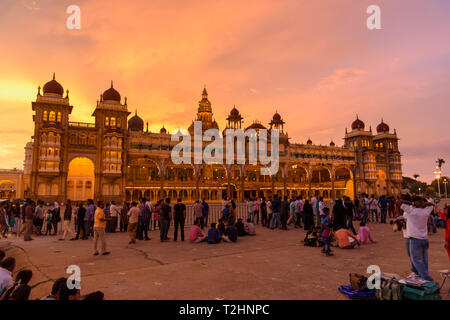 Mysore Palace al tramonto, Mysuru, Karnataka, India, Asia del Sud Foto Stock