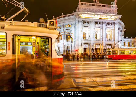 Vista del Burgtheater e tram della città di notte in Rathausplaza, Vienna, Austria, Europa Foto Stock
