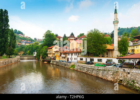 La Moschea Hajjis dal fiume Miljacka a Sarajevo, Bosnia ed Erzegovina, Europa Foto Stock