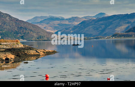 PLOCKTON LOCH CARRON WESTER ROSS Scozia le sponde del Loch CARRON E MONTAGNE Foto Stock