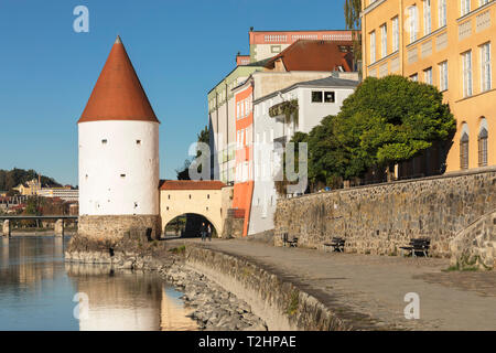 Torre Schaibling sul lungomare in Passau, Germania, Europa Foto Stock