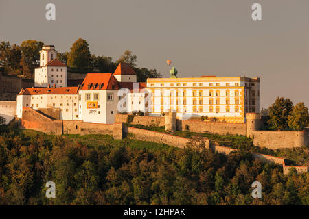 Veste Oberhaus fortress al tramonto in Passau, Germania, Europa Foto Stock