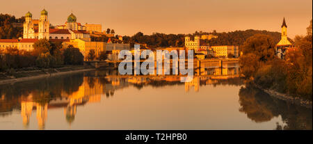 Panorama con la cattedrale di Santo Stefano al tramonto in Passau, Germania, Europa Foto Stock