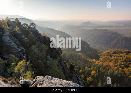 Vista da rocce Schrammsteine attraverso Elba montagne di arenaria, Germania, Europa Foto Stock