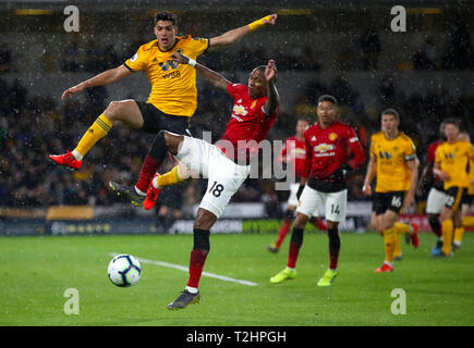 Wolverhampton Wanderers' Raul Jimenez (sinistra) e il Manchester United Ashley giovani battaglia per la palla durante il match di Premier League a Molineux Stadium, Wolverhampton. Foto Stock