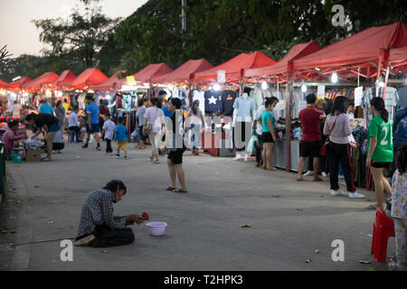 Beggar al mercato notturno in Chao Anouvong Park su Th Fa Ngoum accanto al fiume Mekong, Vientiane, Laos, sud-est asiatico Foto Stock