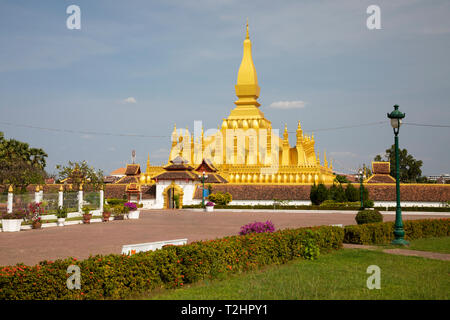 Il golden stupa buddisti di Pha That Luang, Vientiane, Laos, sud-est asiatico Foto Stock