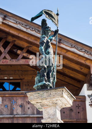 St George's fontana, San Geors Brunnen, Florianplatz, Partenkirchen, Baviera, Germania Foto Stock
