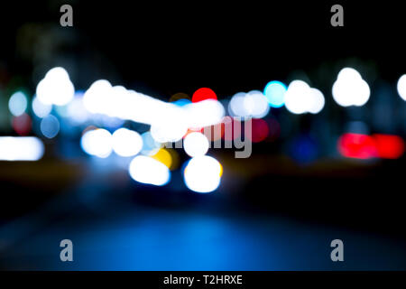 Abstract semaforo sulla strada urbana di notte, abstract bokeh, movimento sfocato