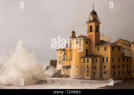 Durante un seastorm un'onda molto alta si rompe la chiesa di Santa Maria Assunta di Camogli Foto Stock