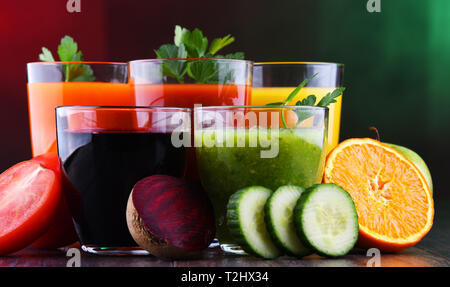 Occhiali con fresche biologiche vegetali e succhi di frutta. Dieta Detox Foto Stock