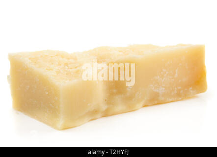 Pezzo di maturazione il formaggio parmigiano reggiano isolati su sfondo bianco Foto Stock