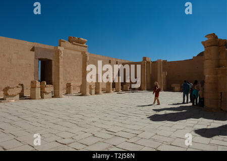 Il cortile interno del tempio mortuario della Regina Hatshepsut sulla sponda ovest del Nilo a Luxor (TEBE), Egitto Foto Stock