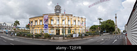 Saint Denis, Isola di Reunion - Gennaio 26th, 2019: vista panoramica del municipio edificio ( Hôtel de Ville de Saint-Denis) accanto al memoriale di guerra m Foto Stock