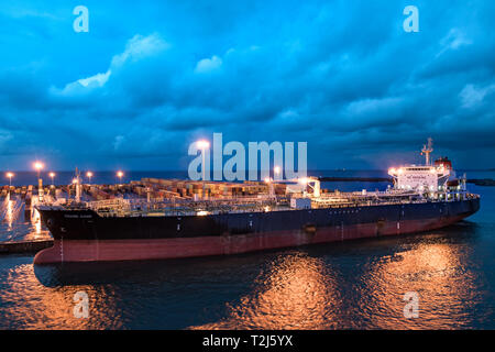 Saint Denis, Isola di Reunion - Gennaio 26th, 2019: un contenitore di carico in nave al porto di Saint Denis nell isola di Reunion in serata. (Francia) Foto Stock