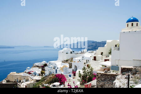 Una bella, classic chiesa ortodossa si siede sul cliffside di Santorini, affacciato sul Mar Egeo. Foto Stock