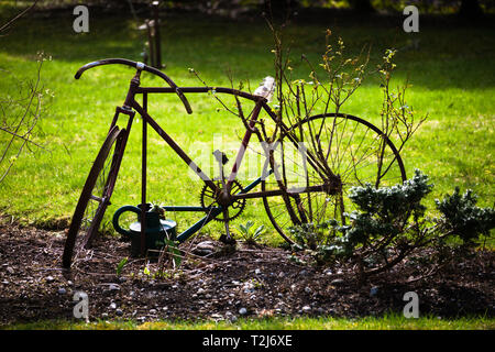 Una vecchia bicicletta si erge come ornamento da giardino al Lago Errock a DeRoche, Missione, Columbia Britannica, Canada Foto Stock