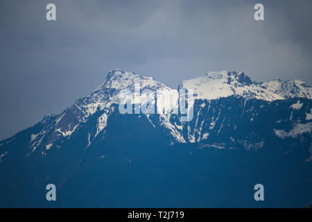 Le montagne della costa della Columbia Britannica si affacciano sulle fattorie della Central Fraser Valley a Dewdney, Mission, British Columbia, Canada Foto Stock