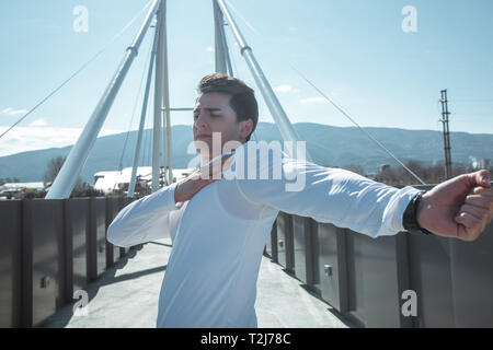 Un uomo è godendo il giorno mentre sporting sul ponte Foto Stock