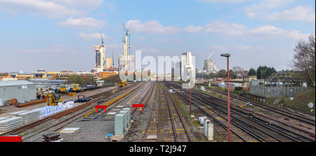 La modifica sullo skyline di Woking, Surrey: tracce ferroviarie il piombo in gru a torre e nuovo alto luogo Victoria Square sviluppo della vendita al dettaglio nel centro della città Foto Stock