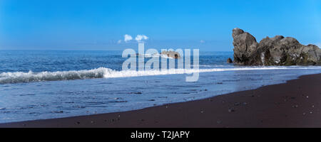 Spiaggia di scena sul Praia Formosa - spiaggia di sabbia nera sull isola portoghese di Madeira Foto Stock