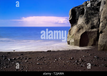 Formazione di roccia su Praia Formosa - spiaggia pubblica famosa spiaggia di sabbia nera sull isola portoghese di Madeira Foto Stock