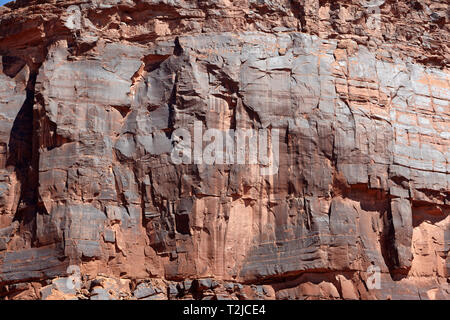 Weathered scogliera con patina nero, Arches National Park nello Utah, America. Foto Stock