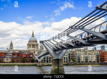 Londra, UK, ago 2018, il Millennium Bridge che conduce alla cattedrale di St Paul che attraversa il Tamigi, Inghilterra Foto Stock