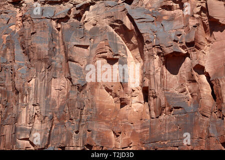 Weathered scogliera con patina nero, Arches National Park nello Utah, America. Foto Stock