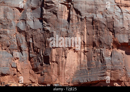 Weathered scogliera con patina nero, Arches National Park nello Utah, America. Foto Stock