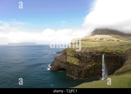 MÌ¼Lafossur cascata nel Sun Foto Stock