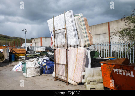 Il riciclaggio,riciclare,il riutilizzo dei rifiuti,,spazzatura,suggerimento,centro,centro,Aberystwyth,West Wales,il Galles Centrale,Welsh,UK,GB, Foto Stock