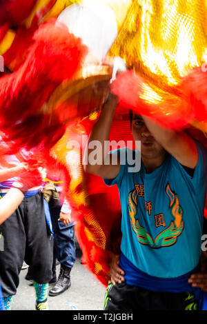 Celebrazione del nuovo anno cinese a Lima, Perù, Sud America. La danza del drago. Foto Stock