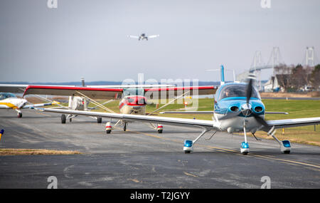 Aerei privati linea fino sulla pista in attesa per il decollo, Tangeri, Virginia Foto Stock