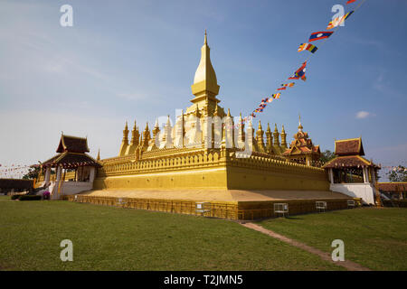 Il golden stupa buddisti di Pha That Luang, Vientiane, Laos, sud-est asiatico Foto Stock